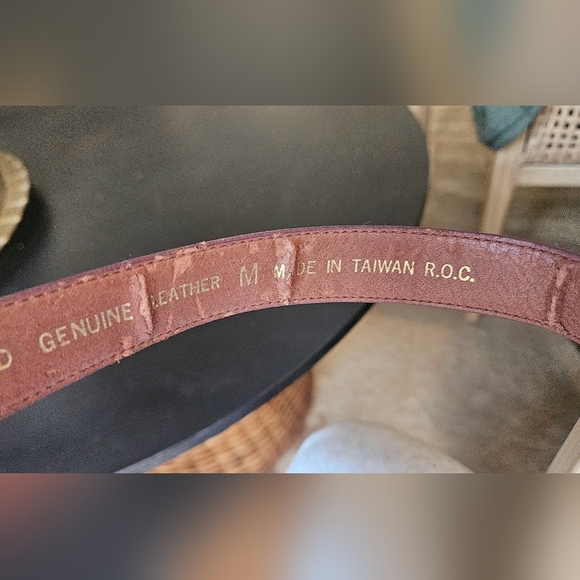 Vintage CROWN PACIFIC Red suede belt gold buckle. Size medium - Picture 6 of 7